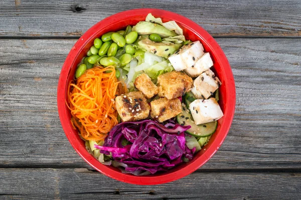 Tofu vegetariano poke bowl sobre tabla de madera vista de ángulo alto —  Fotos de Stock