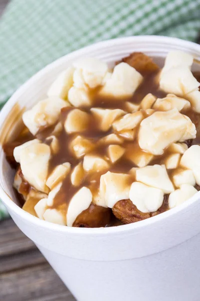 Refeição Fast Food Poutine Quebec Com Batatas Fritas Coalhada Queijo — Fotografia de Stock