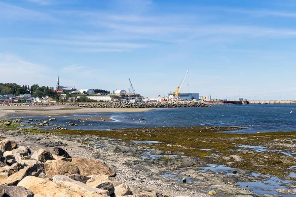 Matane Porto vista sulla costa del fiume San Lorenzo in estate — Foto Stock