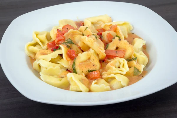 Tortellinis pasta en salsa de tomate — Foto de Stock