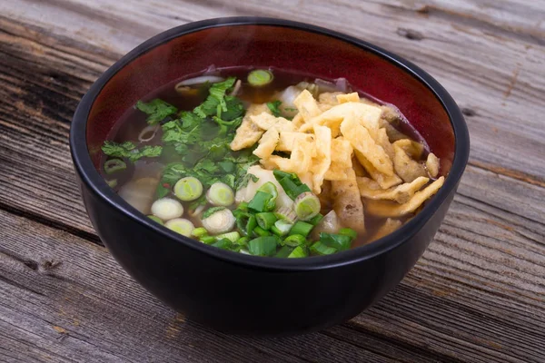 Asiatisk soppa toppad med wonton remsor — Stockfoto
