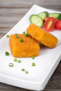 Kızarmış parmesan peynir küp