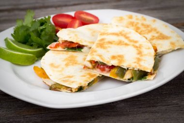 Tavuk quesadilla yemeği