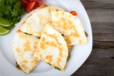 Tavuk quesadilla yemeği