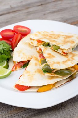 Tavuk quesadilla yemeği