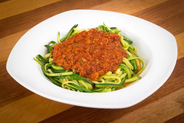 Espaguetis de calabacín espiral con salsa de tomate — Foto de Stock