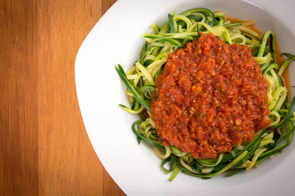 Espaguetis de calabacín espiral con salsa de tomate —  Fotos de Stock