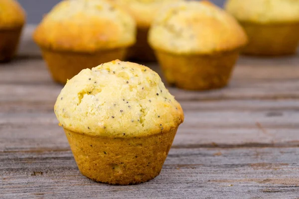 Muffins de semente de papoula de limão caseiro — Fotografia de Stock