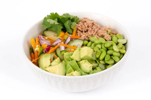 Buddha bowl van gemengde groente met avocado en tonijn — Stockfoto