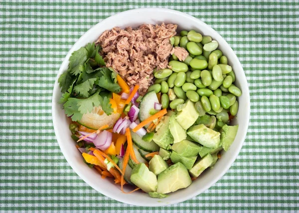 Buddha tál vegyes zöldség, avokádó és a tonhal — Stock Fotó