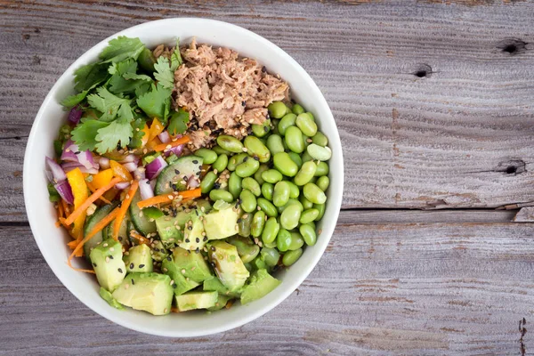 Buddha bowl van gemengde groente met avocado en tonijn — Stockfoto