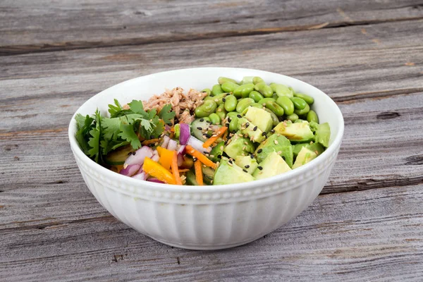 Cuenco de Buda de verduras mezcladas con aguacate y atún —  Fotos de Stock