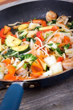 Karides stir fry bir tavada sebze ile