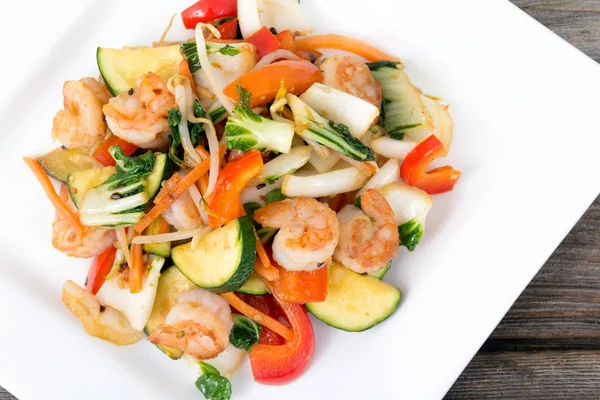 Karides stir fry ile sebze yemek — Stok fotoğraf