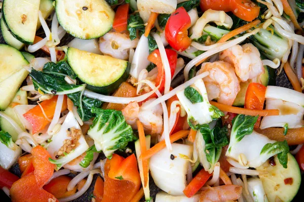 Shrimp stir fry with vegetables closeup — Stock Photo, Image