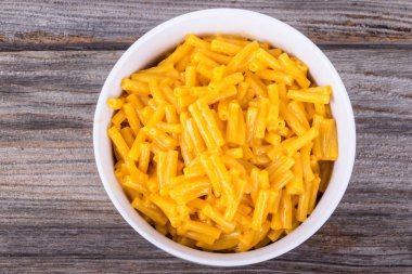 Peynirli kase rustik masada