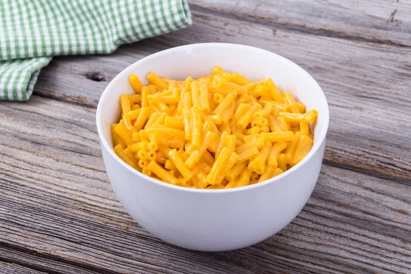 Mac and cheese bowl on rustic table — Stock Photo, Image