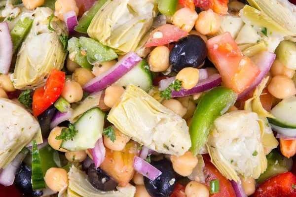 Salada mediterrânea mista com alcachofra e grão de bico — Fotografia de Stock