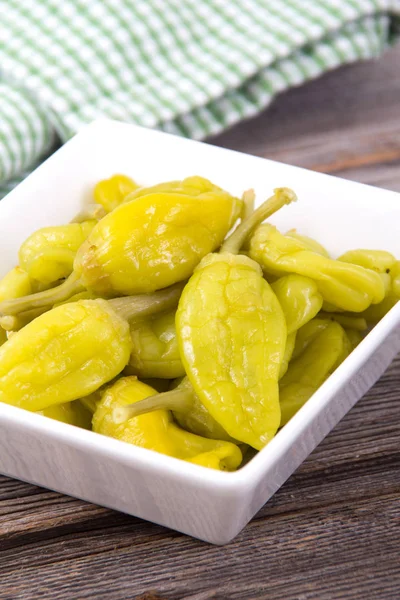 Pickled golden greek pepper or friggitelli pepper — Stock Photo, Image