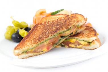 pesto domates ızgara peynir sandviç beyaz arka plan üzerinde