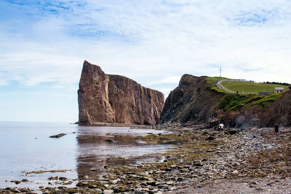 View of the village of Perce cliff from the pierced rock at low — Stock Photo, Image