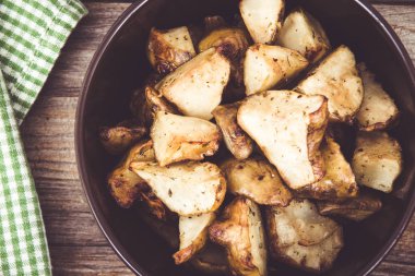 doğranmış ev yapımı kavrulmuş elması sunchoke çanak