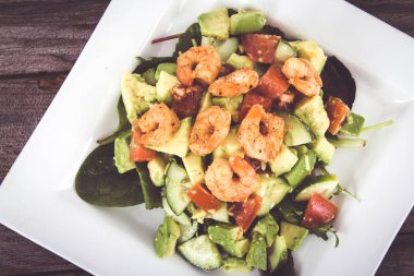 Baharatlı karides ve avokado salata tabağı