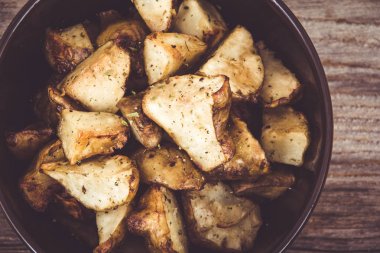 doğranmış ev yapımı kavrulmuş elması sunchoke çanak