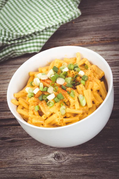 Macarrón cheddar y tazón de queso sobre mesa de madera rústica —  Fotos de Stock