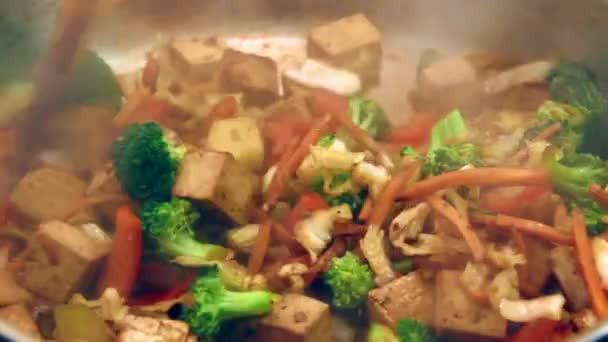 Tofu Keverjük Megsütjük Zöldségekkel Serpenyőben Főzés — Stock videók