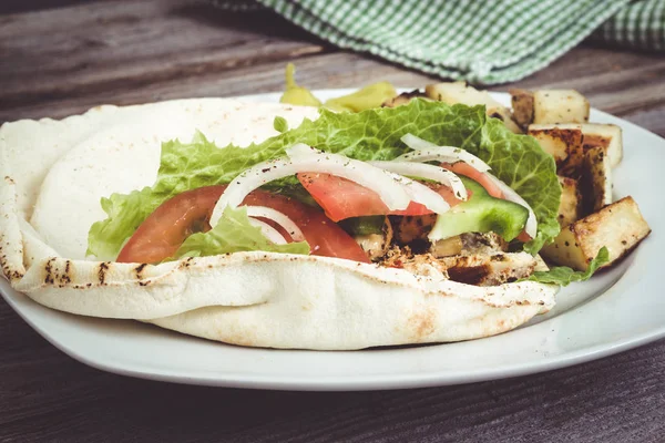 Chicken pita sandwich — Stock Photo, Image