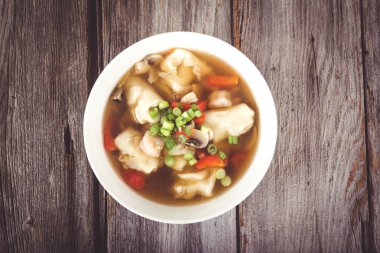 ahşap masa üzerinde yeşil soğan ile Dumpling çorbası