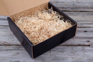 saman ile boş hediye kutusu