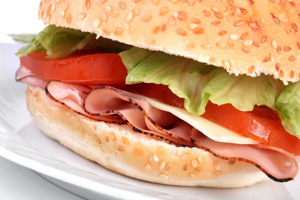 Heerlijke ham sandwich close-up op witte achtergrond — Stockfoto
