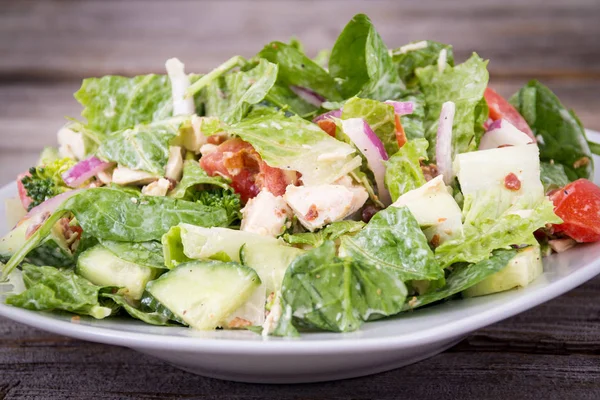 Pollo Verdure Deliziosa Insalata Con Salsa Ranch Tavolo Fondo Legno — Foto Stock