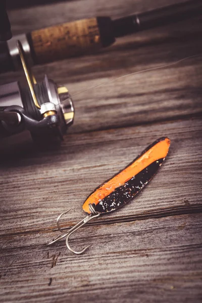 Vara de pesca com isca sobre a madeira — Fotografia de Stock