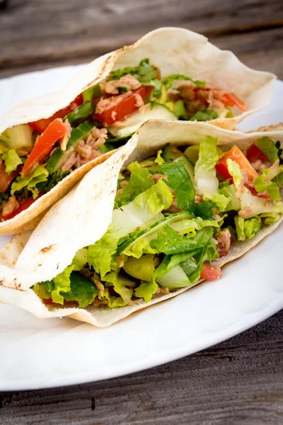 Salada de atum pita prato de closeup sanduíche — Fotografia de Stock