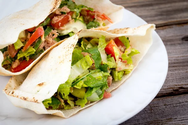 Insalata di tonno panino pita primo piano piatto — Foto Stock