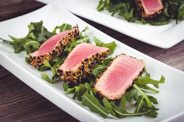 ton balığı tataki susam kabuk meze tabağı 