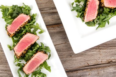 ton balığı tataki susam kabuk meze tabağı