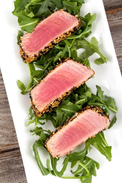 Tonijn tataki sesam korst voorgerecht plaat — Stockfoto