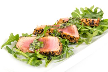 ton balığı tataki susam kabuk meze tabağı