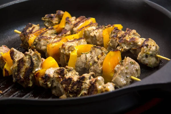 Varkensvlees Spies kebab op fornuis top grill — Stockfoto