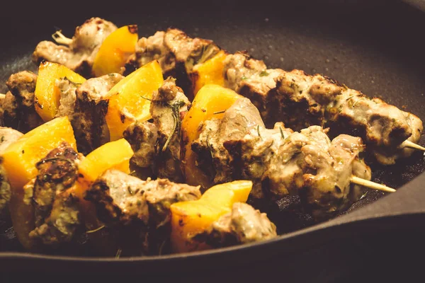 Brocheta de cerdo kebab en la estufa parrilla superior — Foto de Stock