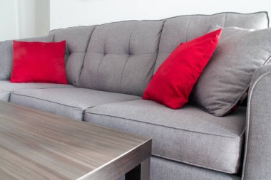 Masa oturma odası üzerinde kahve kupa