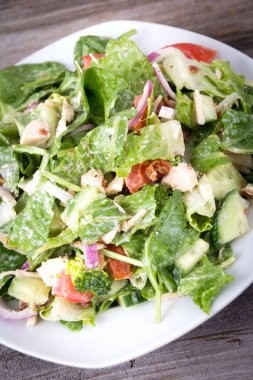 Tavuk ve sebze lezzetli salata