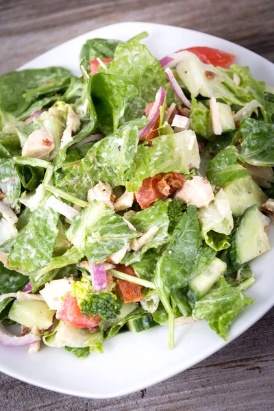 Frango e legumes deliciosa salada — Fotografia de Stock