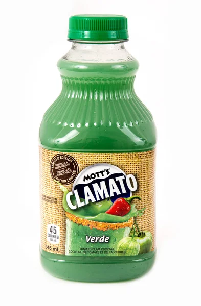 Mott jalá Clamato Verde botella de 945 ml sobre fondo blanco — Foto de Stock