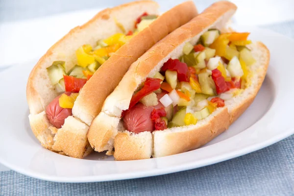 Alldress délicieux hot-dog sur une assiette — Photo