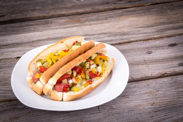 Alldress heerlijke hotdog op een plaat — Stockfoto